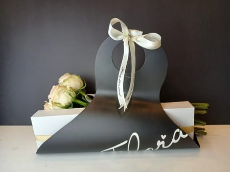 حقيبة ورد مع شوكولاته شقنتشر من بستاني