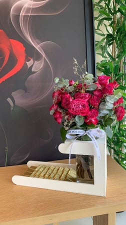 استاند ورد مع كيلو شوكولاته سويسرية