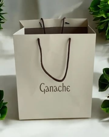 بوكس كيك من جاناش مع ورد
