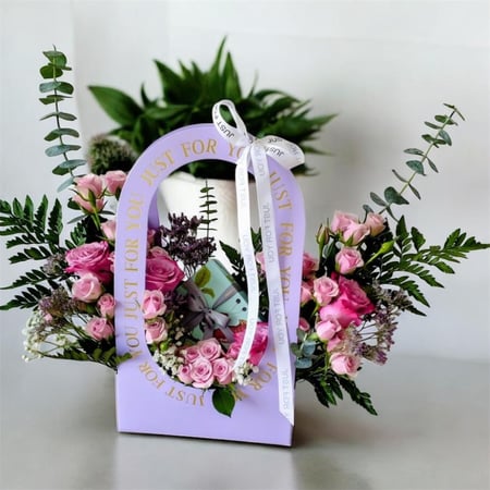 بوكس ورد مع شوكولاتة أنوش