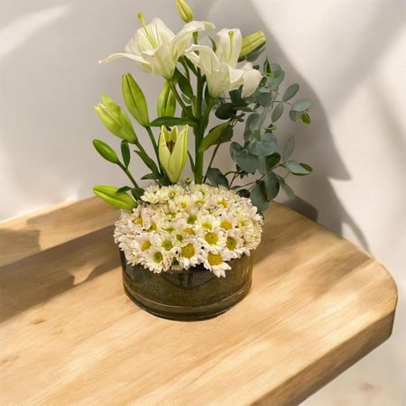 فازة ورد كريز مع عشب صناعي