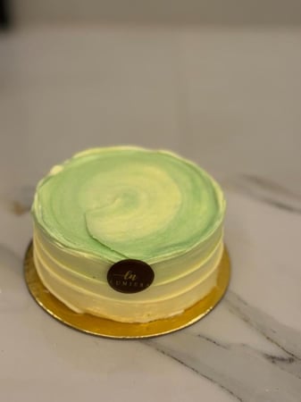 كيك لوميرا مع ورد البيبي روز الراقي