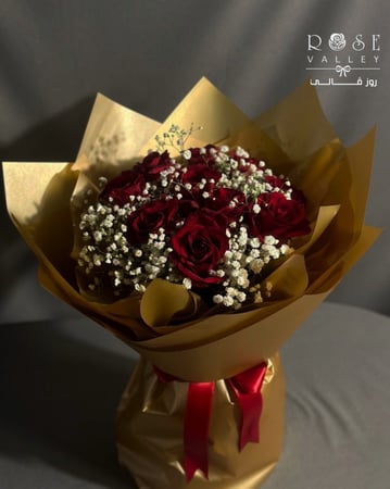 باقة ورد جوري أحمر طبيعي 10 وردات مع جيبسوفيليا و تغليف ذهبي
