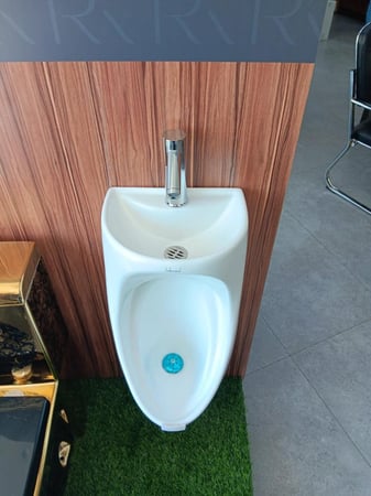 مبولة خزفية مع مغسلة صغيرة