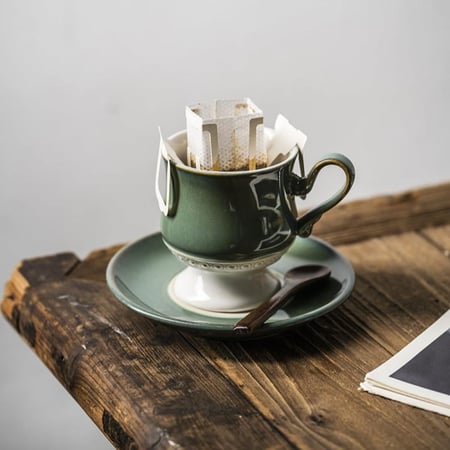 كوب قهوة بقاعدة بيضاء