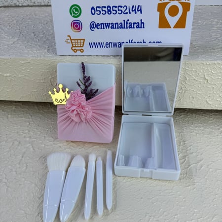 فرش مكياج توزيعات جديد بالتغليف  مع كتابة لوجو حسب الطلب {درزن 12حبه }