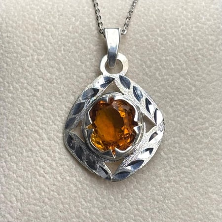 قلادة من حجر السترين الطبيعي