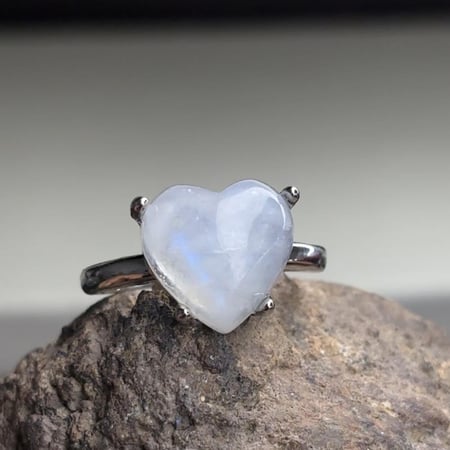 خاتم من حجر القمر الطبيعي