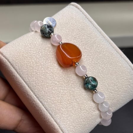 اسوارة من تصميمنا اكثر من حجر