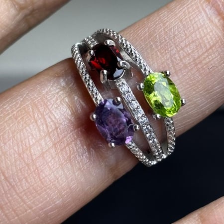 خاتم من اكثر من حجر الجمشت والزبرجد والجارنيت