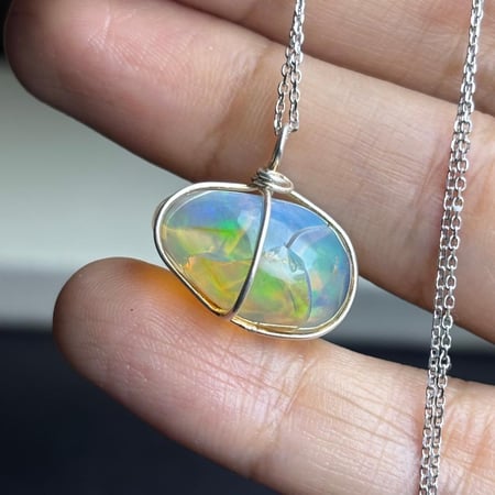 قلادة من حجر الاوبال الأثيوبي