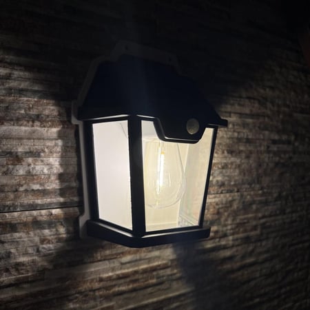 إنارة جدارية بالطاقة الشمسية بمصباح اصفر