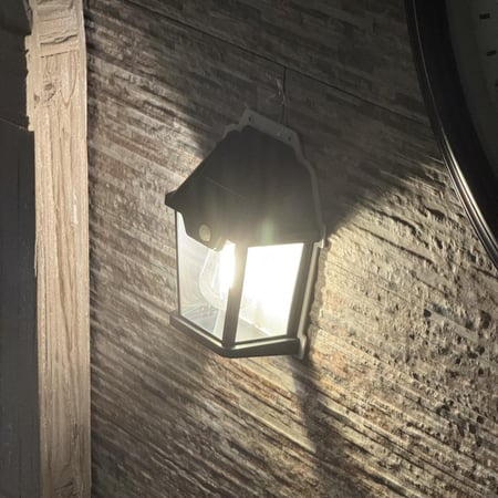 إنارة جدارية بالطاقة الشمسية بمصباح اصفر