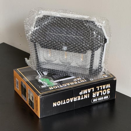 إنارة جدارية بالطاقة الشمسية بثلاثة مصابيح صفراء