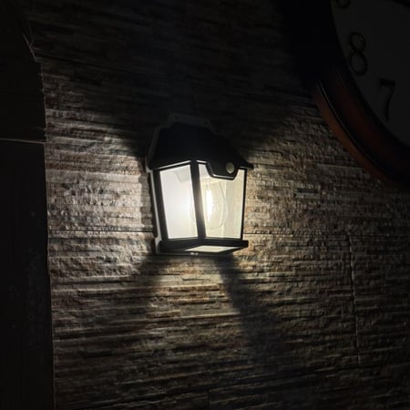 إنارة جدارية بالطاقة الشمسية بمصباح اصفر