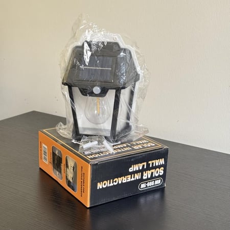 إنارة جدارية بالطاقة الشمسية بمصباح اصفر