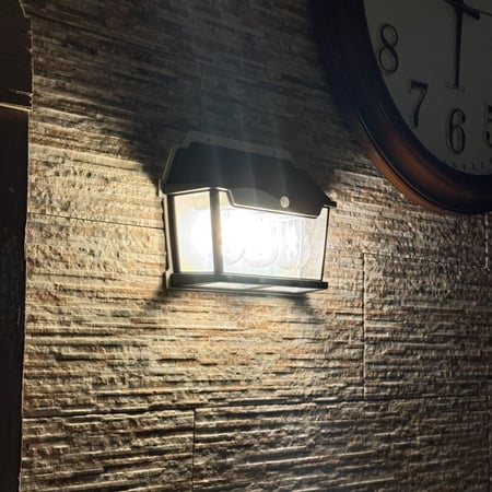 إنارة جدارية بالطاقة الشمسية بثلاثة مصابيح صفراء