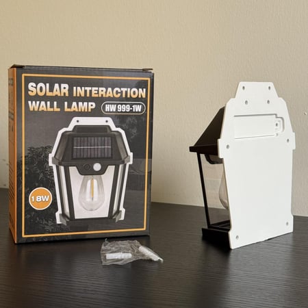 إنارة جدارية بالطاقة الشمسية بمصباح اصفر
