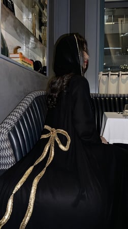 عباية الفيونكة الذهبية