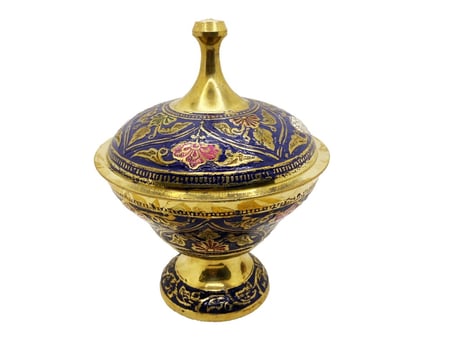 تمرية من النحاس الاصفر مزخرف بغطاء مقاس كبير