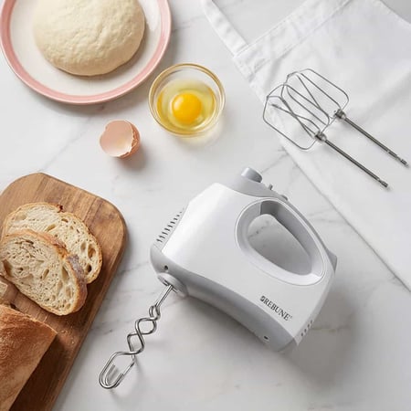 خلاط كهربائي يدوي مثالي لتحضير الوصفات السريعة في المطبخ