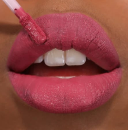 تركيبته الغنية والمخملية تمنح شفاهك تغطية كاملة بلون قوي يدوم طويلا