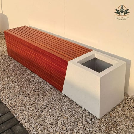 جلسة فايبر وخشب سويدي مع مركن زرع