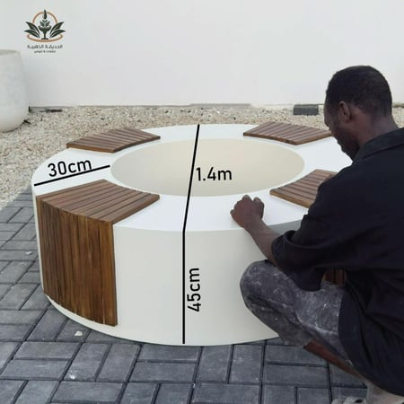 جلسة دائرية خارجية كبيرة