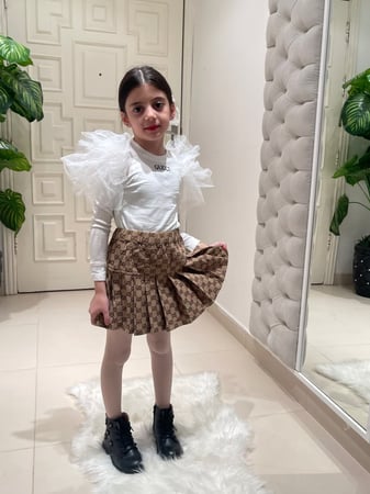 تيور قوتشي فخم مزين بتل على الأكمام