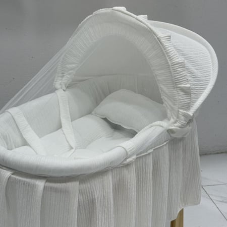 سلة موسى مع حامل هزاز خشبي