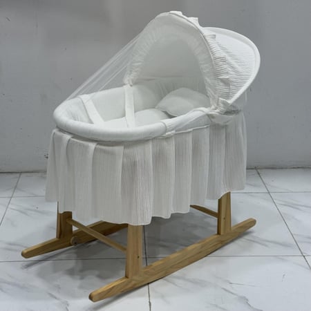 سلة موسى مع حامل هزاز خشبي