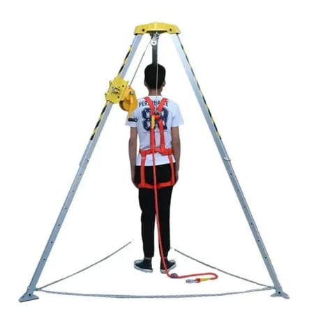 حامل ثلاثي القوائم من Vaultex مع رافعة بطول 10 أمتار، متوافق مع معيار EN 795 الفئة B، المنشأ/الهند، جهاز محمول للأماكن الضيقة - تعديلات الدخول والاسترداد من 1.45 متر إلى 2.15 متر | المادة: سبائك الألومنيوم عالية القوة | نظام قفل تلقائي