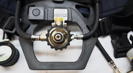 اسطوانة / جهاز تنفس ذاتي ( SCBA ) الاحتواء مصمم لمكافحة الحرائق والصناعات العلامة التجارية: Honeywell - مقياس الضغط: 200 بار - 6 لتر (مدة 30 دقيقة) - صنع في فرنسا -