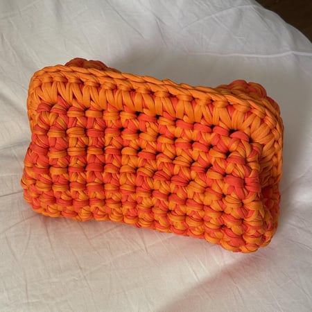 شنطه كبيره خيوط التي شيرت بألوان زاهيه