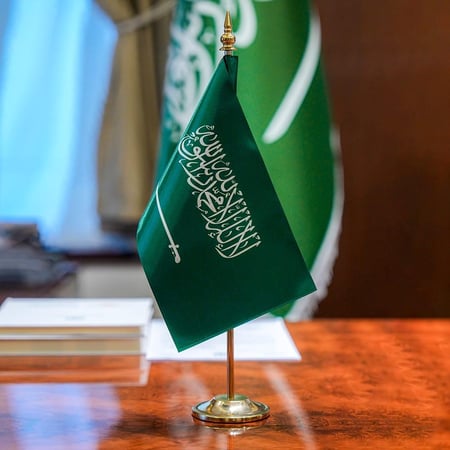 سارية مع علم السعودية مكتبي صغير لون ذهبي مقاس 45سم   HS223-LD426