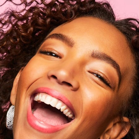 قلم دقيق لرسم الحواجب من بنفت