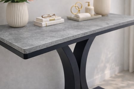 طاولة كونسول عصرية بقاعدة معدنية مزدوجة بتصميم أنيق