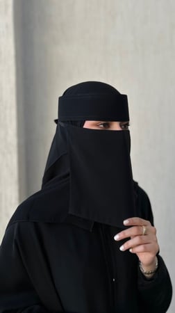عرض (3) نقابات حرير أسود