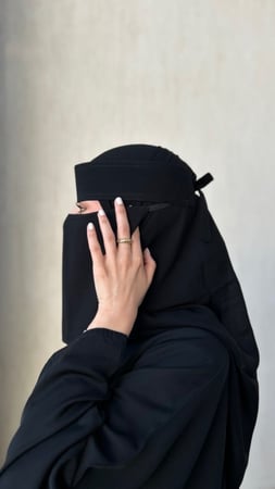 عرض (3) نقابات حرير أسود