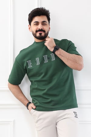 طقم رجالي اوفر سايز نص كم بنطال طويل مزين بخياطة نافرة على الصدر