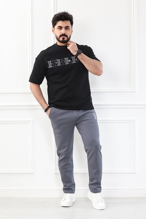 طقم رجالي اوفر سايز نص كم بنطال طويل مزين بخياطة نافرة على الصدر