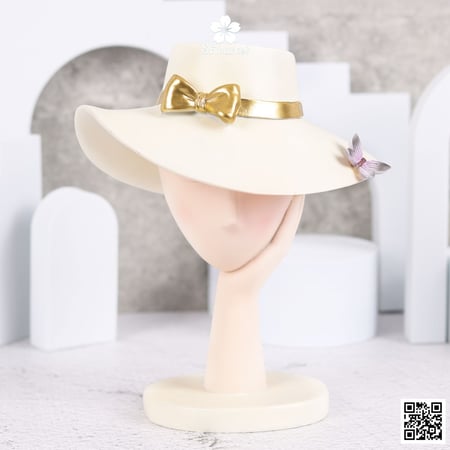 تحفة انيقة شكل بنت مع قبعة فراشة سكري