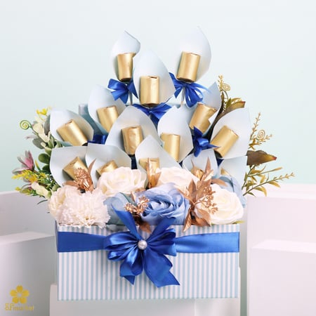 بوكس أزرق مع شوكلاتة بلجكية ..مع تنسيق الورد الصناعي CH003