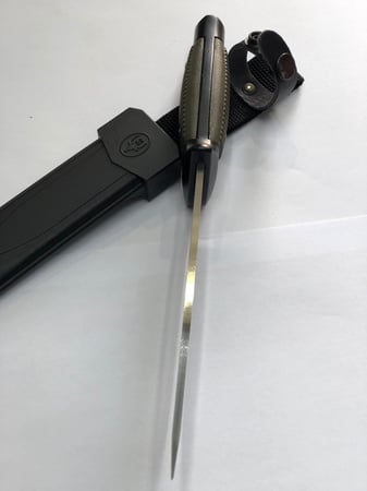 خنجر اسباني من الاستيل ونصل بطول 15.5 والطول الكلي 27.5 سم مع جراب من الفيبر