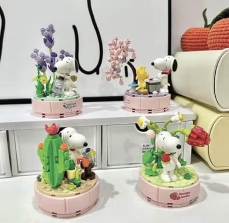 Snoopy garden Peanuts mystery box عشوائي