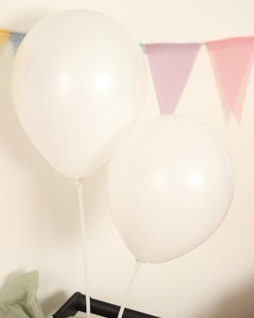 توزيعات حلويات العيد ٢٤ حبة مع عربة بتصميم خاص و بالون