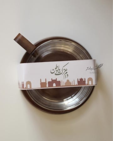 كوب زجاجي بقاعدة خشبية