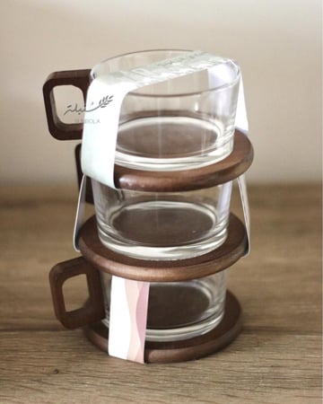 كوب زجاجي بقاعدة خشبية