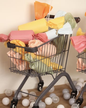 توزيعات حلويات العيد ٢٤ حبة مع عربة بتصميم خاص و بالون