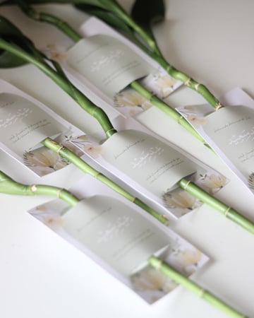 توزيعات ساق البامبو مع كرت إهداء